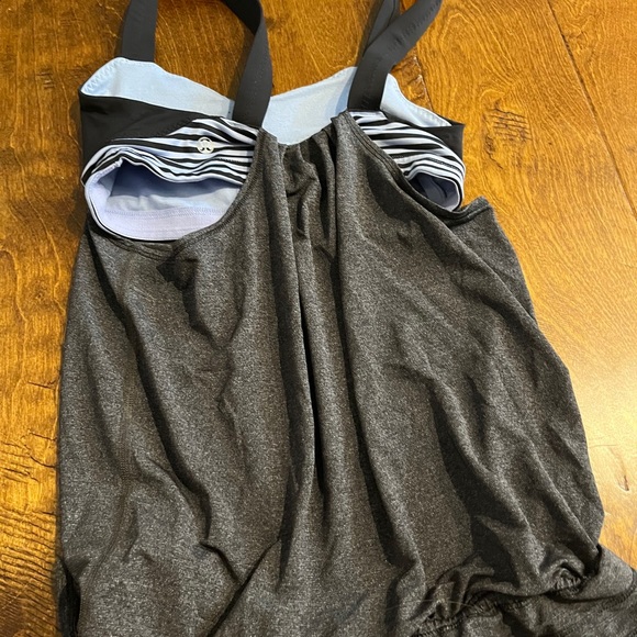Lululemon top size 4 - Picture 2 of 2
